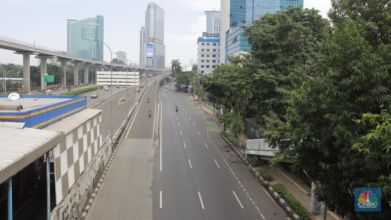 Kondisi arus lalu lintas di sejumlah ruas jalan protokol di Jakarta terpantau lengang pada hari pertama Idul Fitri 1445 H, Rabu (10/4/2024). (CNBC Indonesia/Muhammad Sabki)