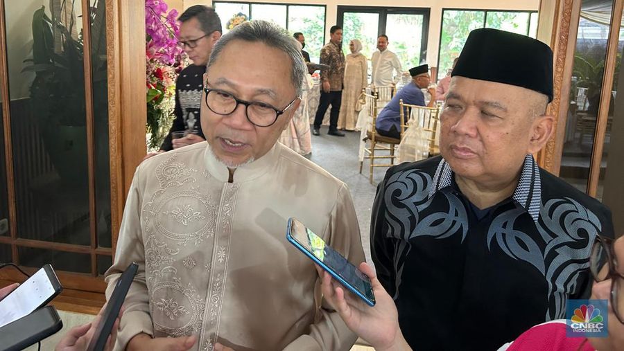 (Kiri) Mendag Zulkifli Hasan bersama (kanan) Plt. Sekretaris Jenderal Kemendag Suhanto saat ditemui wartawan di kediaman pribadi Zulhas, Cipinang, Jakarta Timur. (CNBC Indonesia/Martya Rizky)