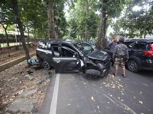 Mobil di Bogor Tabrak Pohon lalu Mundur Menabrak 2 Motor, 4 Orang Terluka