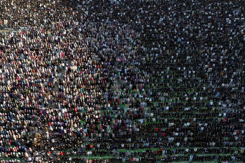 Jemaah Iran melaksanakan salat Idul Fitri menandai berakhirnya bulan suci Ramadhan, di Teheran, Iran, Rabu, 10 April 2024. (AP Photo/Vahid Salemi) Jemaah Iran melaksanakan salat Idul Fitri menandai berakhirnya bulan suci Ramadhan, di Teheran, Iran, Rabu, 10 April 2024. (AP Photo/Vahid Salemi)