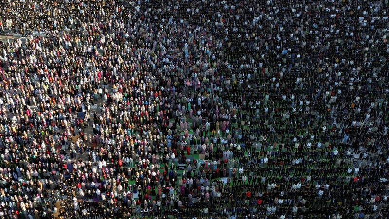 Jemaah Iran melaksanakan salat Idul Fitri menandai berakhirnya bulan suci Ramadhan, di Teheran, Iran, Rabu, 10 April 2024. (AP Photo/Vahid Salemi)