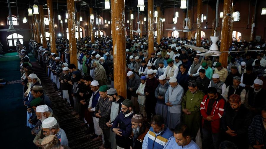 Jemaah Iran melaksanakan salat Idul Fitri menandai berakhirnya bulan suci Ramadhan, di Teheran, Iran, Rabu, 10 April 2024. (AP Photo/Vahid Salemi)