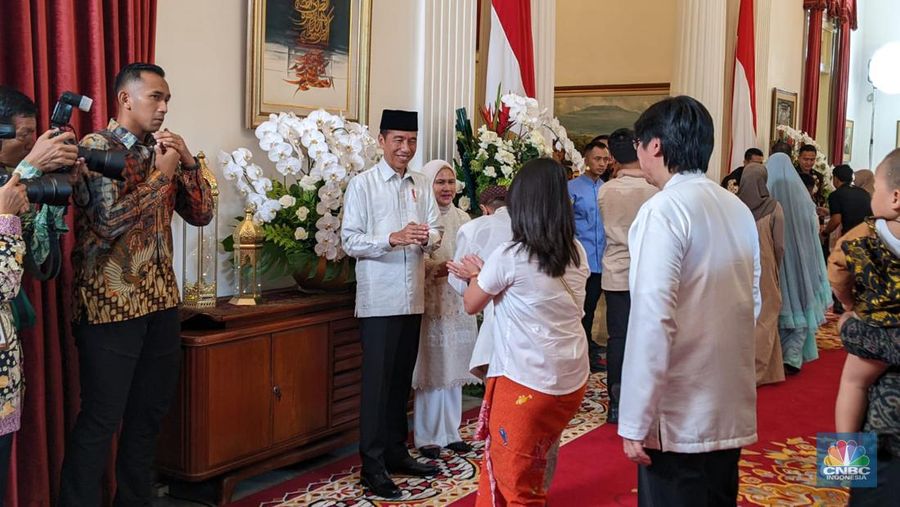 Open House di Istana Negara yang digelar Presiden Jokowi di momen Idulfitri 1445 H disambut antusias oleh warga. (CNBC Indonesia/Emir Yanwardhana)