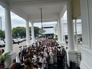 Saat Menteri dan Warga Gantian Antre Salaman dengan Jokowi di Open House