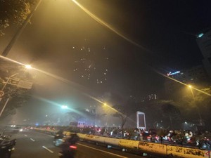 Polisi Bubarkan Massa Konvoi Takbiran Sambil Nyalakan Petasan di Jakpus