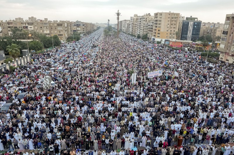 Jemaah Iran melaksanakan salat Idul Fitri menandai berakhirnya bulan suci Ramadhan, di Teheran, Iran, Rabu, 10 April 2024. (AP Photo/Vahid Salemi) Jemaah Iran melaksanakan salat Idul Fitri menandai berakhirnya bulan suci Ramadhan, di Teheran, Iran, Rabu, 10 April 2024. (AP Photo/Vahid Salemi)