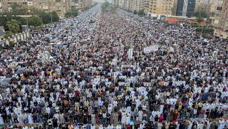 Jemaah Iran melaksanakan salat Idul Fitri menandai berakhirnya bulan suci Ramadhan, di Teheran, Iran, Rabu, 10 April 2024. (AP Photo/Vahid Salemi)