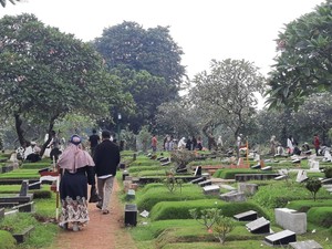 Hari Pertama Lebaran, Peziarah Ramai Kunjungi TPU Karet Bivak Jakpus