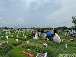 TPU Keputih Surabaya Ramai Didatangi Warga Nyekar di Hari Pertama Lebaran