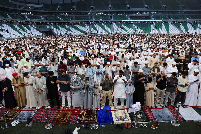 Jemaah Iran melaksanakan salat Idul Fitri menandai berakhirnya bulan suci Ramadhan, di Teheran, Iran, Rabu, 10 April 2024. (AP Photo/Vahid Salemi) Jemaah Iran melaksanakan salat Idul Fitri menandai berakhirnya bulan suci Ramadhan, di Teheran, Iran, Rabu, 10 April 2024. (AP Photo/Vahid Salemi)