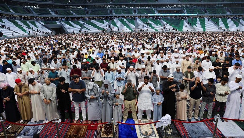 Jemaah Iran melaksanakan salat Idul Fitri menandai berakhirnya bulan suci Ramadhan, di Teheran, Iran, Rabu, 10 April 2024. (AP Photo/Vahid Salemi)