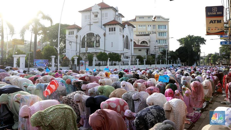 Umat muslim melaksanakan ibadah solat salat Idul Fitri 1445 H di jalan tepat di sebelah kanan dan kiri Gereja Koinonia Jakarta, Jakarta Timur, Sabtu (22/4/2023). (CNBC Indonesia/Muhammad Sabki)