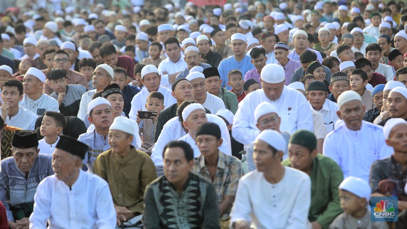 Umat muslim melaksanakan ibadah solat salat Idul Fitri 1445 H di jalan tepat di sebelah kanan dan kiri Gereja Koinonia Jakarta, Jakarta Timur, Sabtu (22/4/2023). (CNBC Indonesia/Muhammad Sabki)