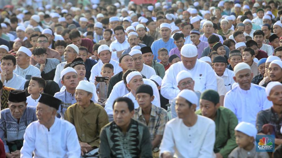 Umat muslim melaksanakan ibadah solat salat Idul Fitri 1445 H di jalan tepat di sebelah kanan dan kiri Gereja Koinonia Jakarta, Jakarta Timur, Sabtu (22/4/2023). (CNBC Indonesia/Muhammad Sabki)