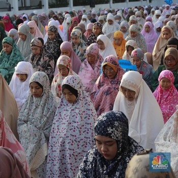 Khidmat, Ratusan Umat Muslim Salat Id di Depan Gereja Koinonia Jakarta