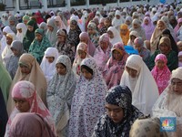 Khidmat, Ratusan Umat Muslim Salat Id di Depan Gereja Koinonia Jakarta