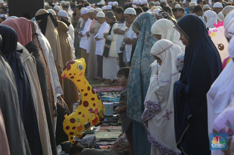 Umat muslim melaksanakan ibadah solat salat Idul Fitri 1445 H di jalan tepat di sebelah kanan dan kiri Gereja Koinonia Jakarta, Jakarta Timur, Sabtu (22/4/2023). (CNBC Indonesia/Muhammad Sabki)