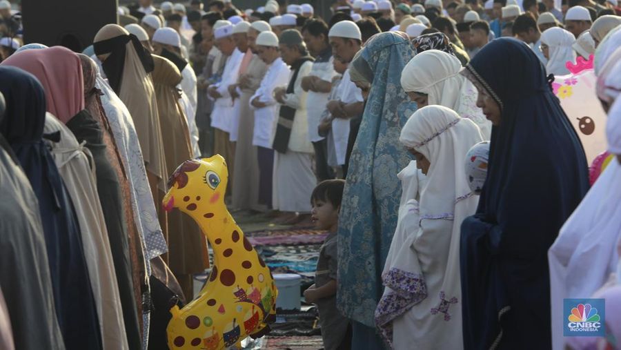 Umat muslim melaksanakan ibadah solat salat Idul Fitri 1445 H di jalan tepat di sebelah kanan dan kiri Gereja Koinonia Jakarta, Jakarta Timur, Sabtu (22/4/2023). (CNBC Indonesia/Muhammad Sabki)