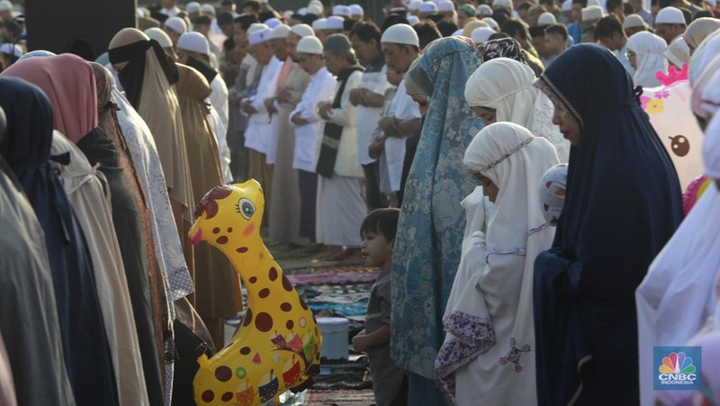 Umat muslim melaksanakan ibadah solat salat Idul Fitri 1445 H di jalan tepat di sebelah kanan dan kiri Gereja Koinonia Jakarta, Jakarta Timur, Sabtu (22/4/2023). (CNBC Indonesia/Muhammad Sabki)