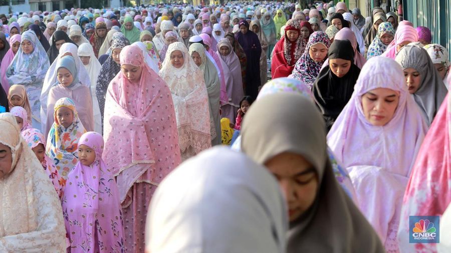 Umat muslim melaksanakan ibadah solat salat Idul Fitri 1445 H di jalan tepat di sebelah kanan dan kiri Gereja Koinonia Jakarta, Jakarta Timur, Sabtu (22/4/2023). (CNBC Indonesia/Muhammad Sabki)
