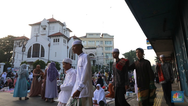 Umat muslim melaksanakan ibadah solat salat Idul Fitri 1445 H di jalan tepat di sebelah kanan dan kiri Gereja Koinonia Jakarta, Jakarta Timur, Sabtu (22/4/2023). (CNBC Indonesia/Muhammad Sabki) Umat muslim melaksanakan ibadah solat salat Idul Fitri 1445 H di jalan tepat di sebelah kanan dan kiri Gereja Koinonia Jakarta, Jakarta Timur, Sabtu (22/4/2023). (CNBC Indonesia/Muhammad Sabki)