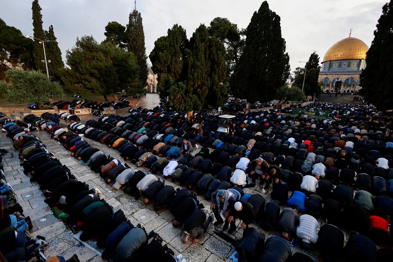 Jemaah Iran melaksanakan salat Idul Fitri menandai berakhirnya bulan suci Ramadhan, di Teheran, Iran, Rabu, 10 April 2024. (AP Photo/Vahid Salemi) Jemaah Iran melaksanakan salat Idul Fitri menandai berakhirnya bulan suci Ramadhan, di Teheran, Iran, Rabu, 10 April 2024. (AP Photo/Vahid Salemi)