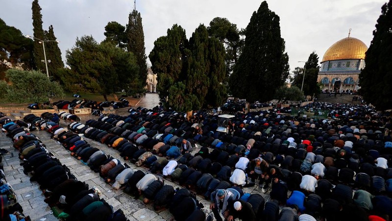 Jemaah Iran melaksanakan salat Idul Fitri menandai berakhirnya bulan suci Ramadhan, di Teheran, Iran, Rabu, 10 April 2024. (AP Photo/Vahid Salemi)