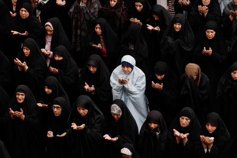 Jemaah Iran melaksanakan salat Idul Fitri menandai berakhirnya bulan suci Ramadhan, di Teheran, Iran, Rabu, 10 April 2024. (AP Photo/Vahid Salemi) Jemaah Iran melaksanakan salat Idul Fitri menandai berakhirnya bulan suci Ramadhan, di Teheran, Iran, Rabu, 10 April 2024. (AP Photo/Vahid Salemi)