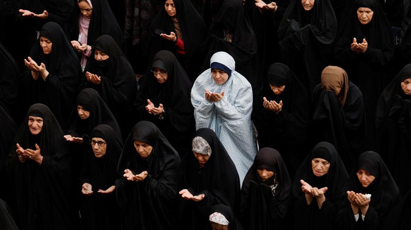 Jemaah Iran melaksanakan salat Idul Fitri menandai berakhirnya bulan suci Ramadhan, di Teheran, Iran, Rabu, 10 April 2024. (AP Photo/Vahid Salemi)