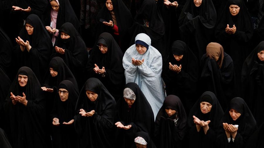 Umat Syiah menghadiri salat Idul Fitri, menandai akhir bulan suci Ramadhan, di kuil Imam Ali di kota suci Najaf, Irak 10 April 2024. (REUTERS/Alaa Al-Marjani)
