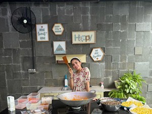 Intip Menu Ketupat Lebaran di Rumah Ussy Sulistiawaty