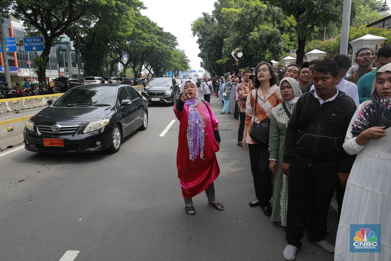 Warga antre untuk masuk Istana Negara di acara open house Lebaran 2024 Presiden Joko Widodo, Jakarta, Rabu, (10/4/2024). (CNBC Indonesia/Muhammad Sabki) Warga antre untuk masuk Istana Negara di acara open house Lebaran 2024 Presiden Joko Widodo, Jakarta, Rabu, (10/4/2024). (CNBC Indonesia/Muhammad Sabki)
