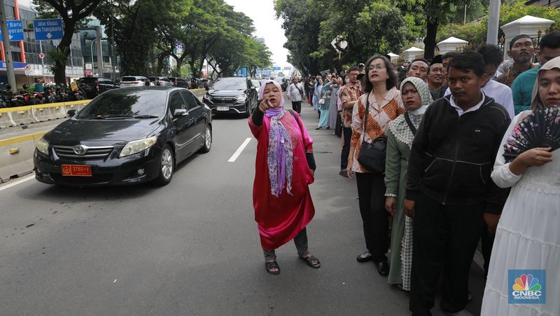 Warga antre untuk masuk Istana Negara di acara open house Lebaran 2024 Presiden Joko Widodo, Jakarta, Rabu, (10/4/2024). (CNBC Indonesia/Muhammad Sabki)