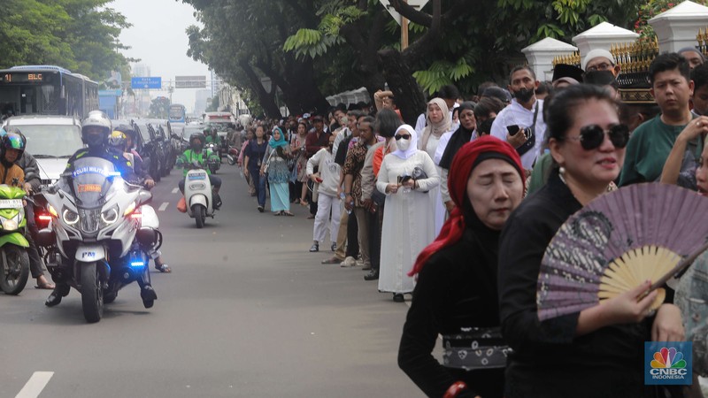 Warga antre untuk masuk Istana Negara di acara open house Lebaran 2024 Presiden Joko Widodo, Jakarta, Rabu, (10/4/2024). (CNBC Indonesia/Muhammad Sabki)