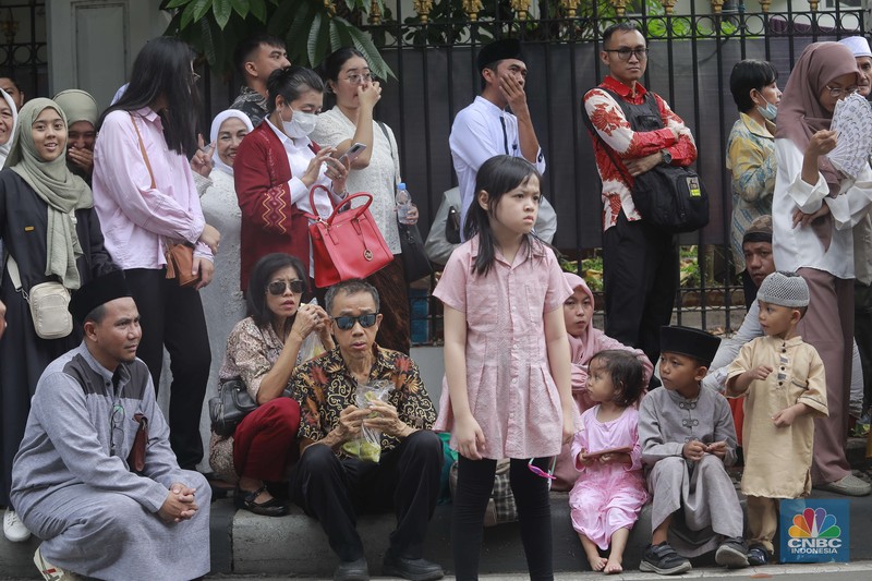 Warga antre untuk masuk Istana Negara di acara open house Lebaran 2024 Presiden Joko Widodo, Jakarta, Rabu, (10/4/2024). (CNBC Indonesia/Muhammad Sabki)