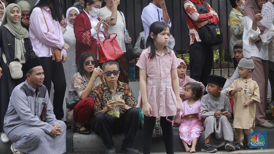 Warga antre untuk masuk Istana Negara di acara open house Lebaran 2024 Presiden Joko Widodo, Jakarta, Rabu, (10/4/2024). (CNBC Indonesia/Muhammad Sabki)