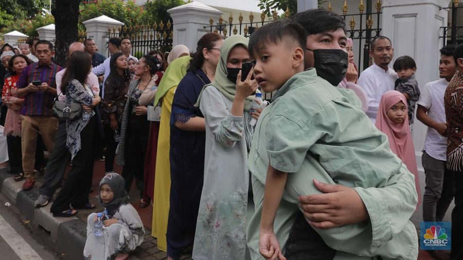 Warga antre untuk masuk Istana Negara di acara open house Lebaran 2024 Presiden Joko Widodo, Jakarta, Rabu, (10/4/2024). (CNBC Indonesia/Muhammad Sabki)