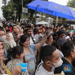 Potret Warga Antre Mengular di Istana Negara untuk Ketemu Jokowi