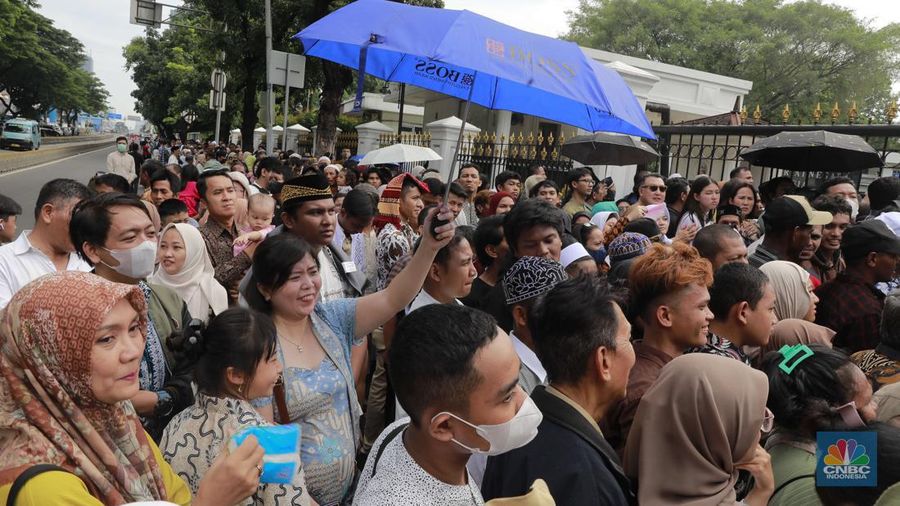 Warga antre untuk masuk Istana Negara di acara open house Lebaran 2024 Presiden Joko Widodo, Jakarta, Rabu, (10/4/2024). (CNBC Indonesia/Muhammad Sabki)