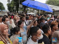 Potret Warga Antre Mengular di Istana Negara untuk Ketemu Jokowi