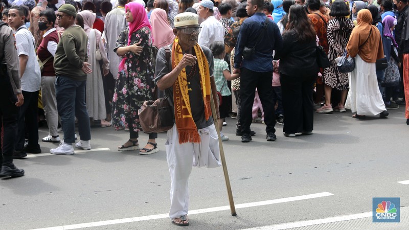 Warga antre untuk masuk Istana Negara di acara open house Lebaran 2024 Presiden Joko Widodo, Jakarta, Rabu, (10/4/2024). (CNBC Indonesia/Muhammad Sabki)