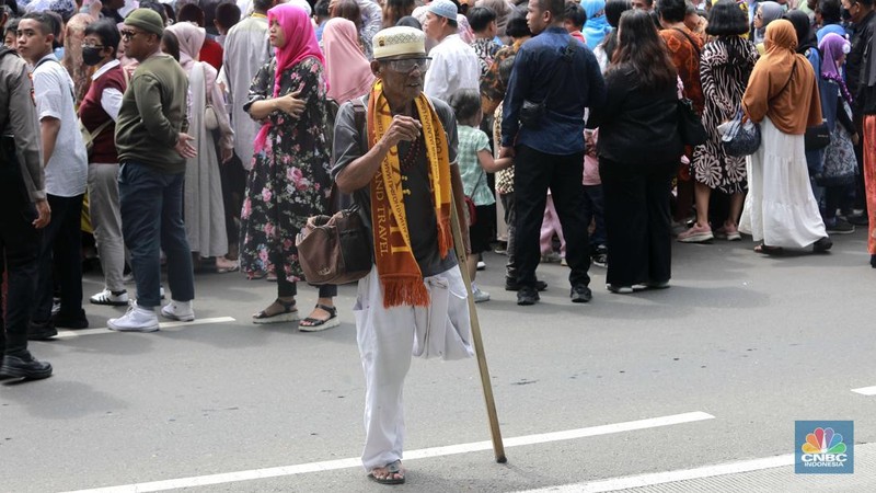 Warga antre untuk masuk Istana Negara di acara open house Lebaran 2024 Presiden Joko Widodo, Jakarta, Rabu, (10/4/2024). (CNBC Indonesia/Muhammad Sabki)