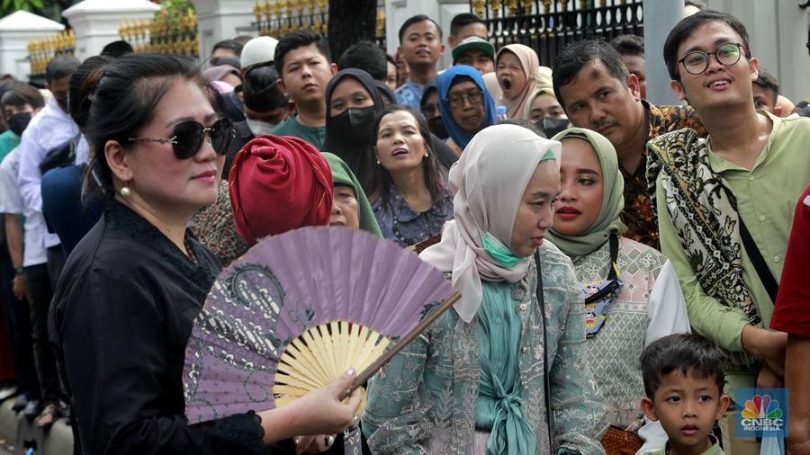 Warga antre untuk masuk Istana Negara di acara open house Lebaran 2024 Presiden Joko Widodo, Jakarta, Rabu, (10/4/2024). (CNBC Indonesia/Muhammad Sabki)