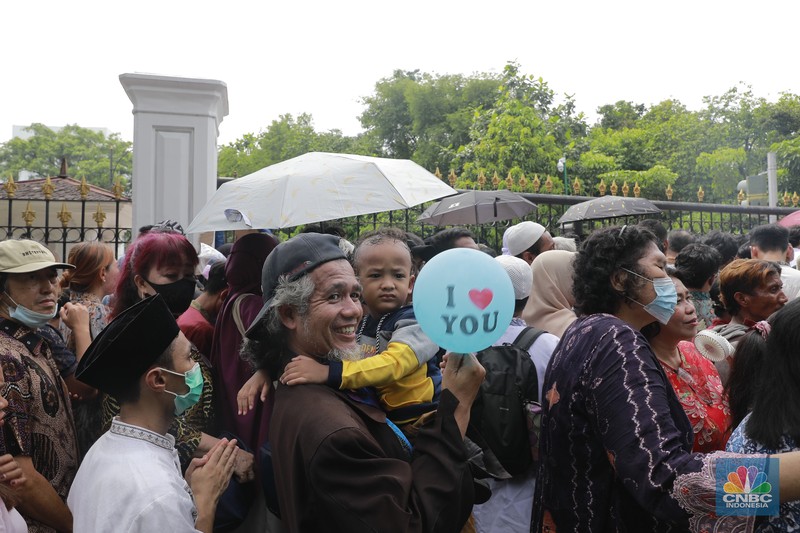 Warga antre untuk masuk Istana Negara di acara open house Lebaran 2024 Presiden Joko Widodo, Jakarta, Rabu, (10/4/2024). (CNBC Indonesia/Muhammad Sabki)