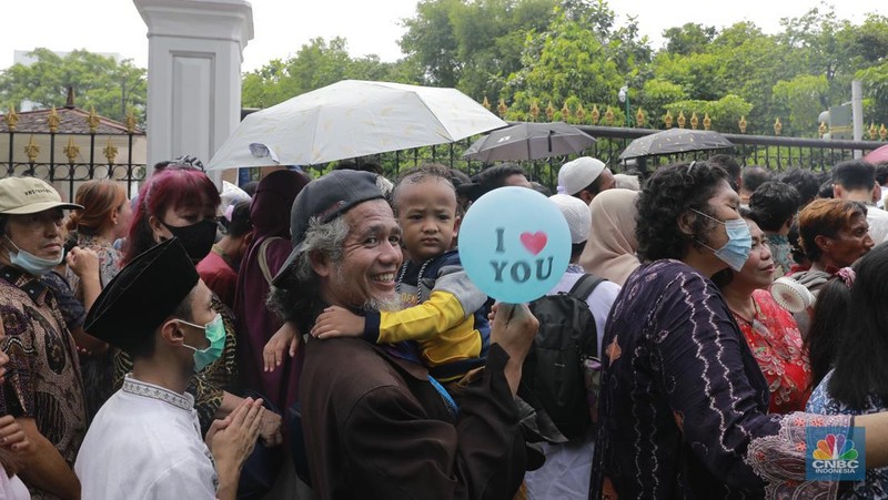 Warga antre untuk masuk Istana Negara di acara open house Lebaran 2024 Presiden Joko Widodo, Jakarta, Rabu, (10/4/2024). (CNBC Indonesia/Muhammad Sabki)