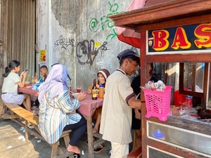Warga Berburu Bakso Usai Seharian Santap Menu Lebaran