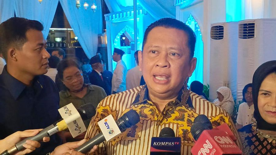 Prabowo Subianto saat menghadiri acara 'Open House' Lebaran di kediamannya yang berlokasi di kompleks Widya Chandra, Jakarta Selatan, Kamis (11/4/2024). (CNBC Indonesia/Rosseno Aji)