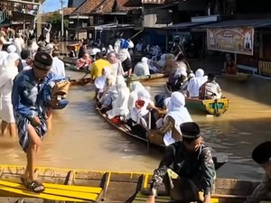 Muratara Dilanda Banjir, Warga Pakai Perahu Menuju Masjid untuk Salat Id