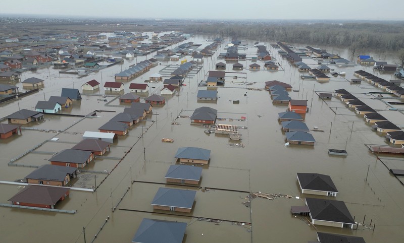 Foto udara menampilkan banjir di pemukiman Ivanovskoe, wilayah Orenburg, Rusia, Rabu (10/4/2024). (REUTERS)