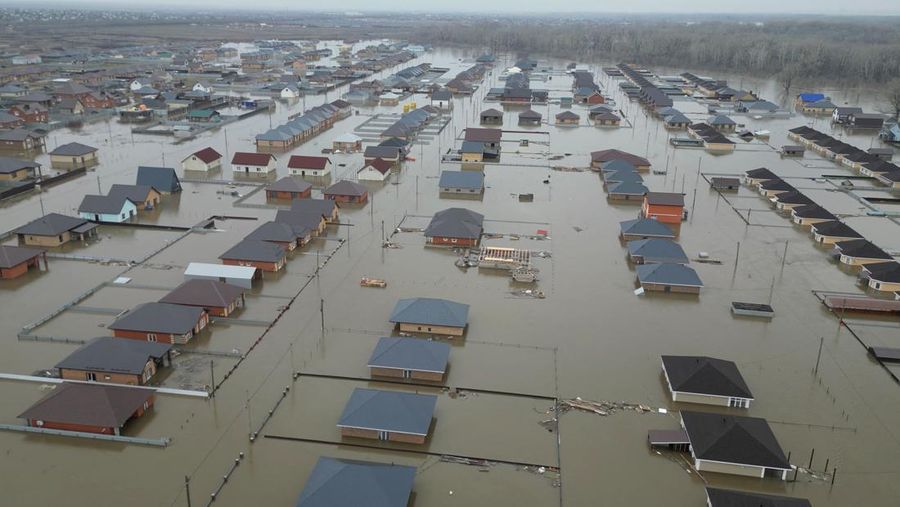 Foto udara menampilkan banjir di pemukiman Ivanovskoe, wilayah Orenburg, Rusia, Rabu (10/4/2024). (REUTERS)